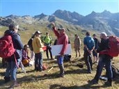 Philippe nous guide sur la pelouse alpine